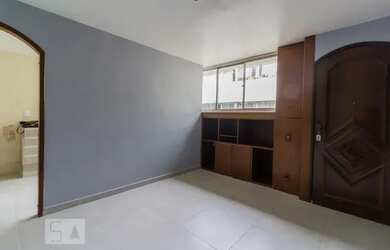 Imagem: O apartamento possui 3 Dormitórios, 1 Banheiro, 1 Vaga na garagem