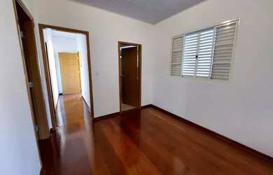 Imagem: A casa possui 3 Dormitórios, 2 Banheiros, 1 Vaga na garagem