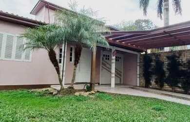 Imagem: A casa possui 3 Dormitórios, 2 Banheiros, 2 Vagas na garagem