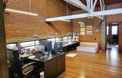 Imagem: A casa possui 3 Dormitórios, 5 Banheiros, 4 Vagas na garagem