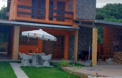 Imagem: A casa possui 5 Dormitórios, 3 Vagas na garagem e está localizado