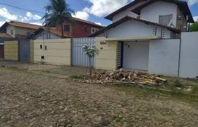 Imagem: A casa possui 4 Dormitórios, 5 Banheiros, 3 Vagas na garagem