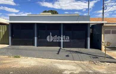 Imagem: A casa possui 3 Dormitórios, 1 Banheiro, 1 Vaga na garagem