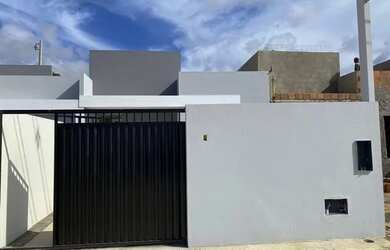 Imagem: A casa possui 2 Dormitórios, 2 Banheiros, 2 Vagas na garagem