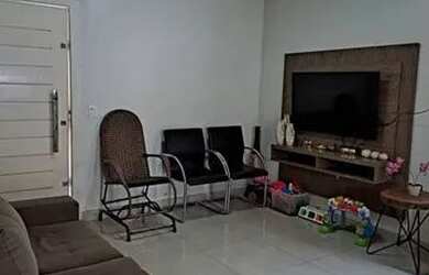 Imagem: A casa possui 2 Dormitórios, 2 Banheiros, 2 Vagas na garagem