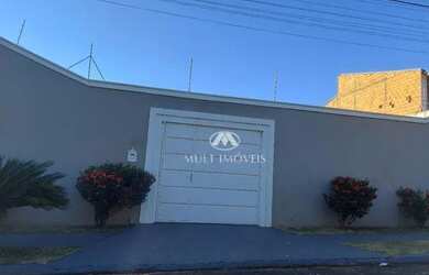 Imagem: A casa possui 2 Dormitórios, 3 Banheiros, 5 Vagas na garagem