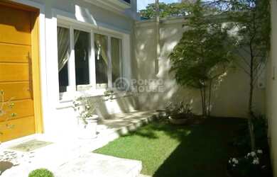 Imagem: A casa possui 3 Dormitórios, 3 Banheiros, 3 Vagas na garagem