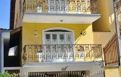 Imagem: A casa possui 3 Dormitórios, 3 Banheiros, 3 Vagas na garagem