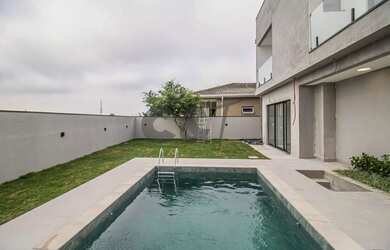 Imagem: A casa em condomínio possui 4 Dormitórios, 5 Banheiros, 4