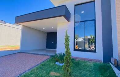 Imagem: A casa possui 3 Dormitórios, 4 Banheiros, 2 Vagas na garagem