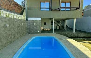 Imagem: A casa possui 3 Dormitórios, 3 Banheiros, 5 Vagas na garagem