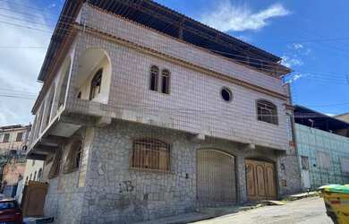 Imagem: A casa possui 5 Dormitórios, 3 Banheiros, 2 Vagas na garagem