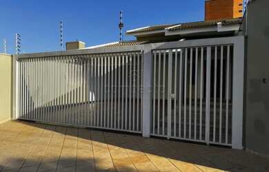 Imagem: A casa possui 5 Dormitórios, 5 Banheiros, 5 Vagas na garagem