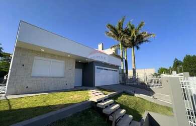 Imagem: A casa possui 3 Dormitórios, 3 Banheiros, 2 Vagas na garagem