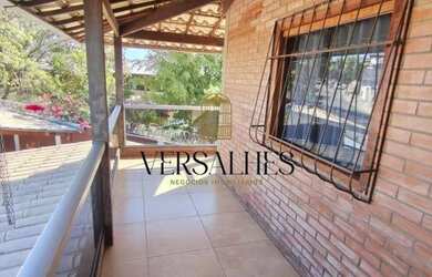 Imagem: A casa possui 5 Dormitórios, 2 Banheiros, 3 Vagas na garagem