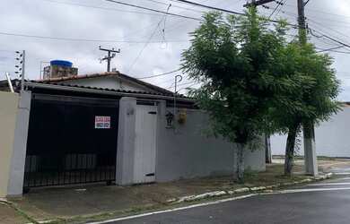 Imagem: A casa possui 2 Dormitórios, 2 Banheiros, 2 Vagas na garagem