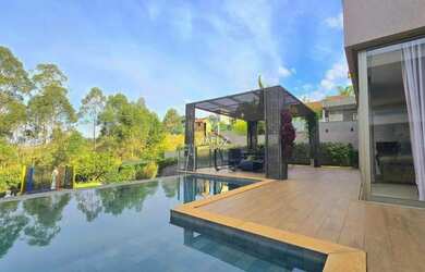 Imagem: A casa possui 4 Dormitórios, 5 Banheiros, 5 Vagas na garagem