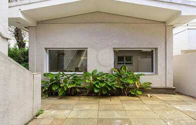 Imagem: A casa possui 3 Dormitórios, 4 Banheiros, 4 Vagas na garagem