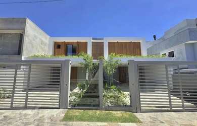 Imagem: A casa possui 3 Dormitórios, 1 Banheiro, 2 Vagas na garagem