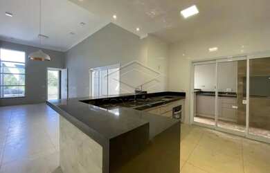 Imagem: A casa possui 3 Dormitórios, 1 Banheiro, 2 Vagas na garagem