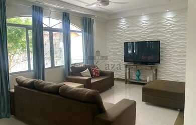 Imagem: A casa possui 3 Dormitórios, 2 Banheiros, 2 Vagas na garagem