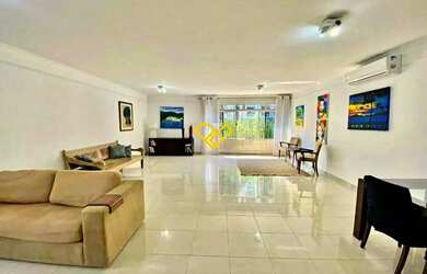 Imagem: A casa possui 3 Dormitórios, 3 Banheiros, 2 Vagas na garagem