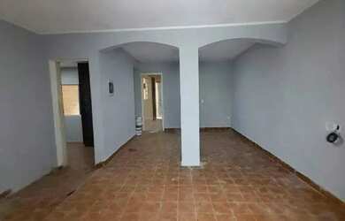 Imagem: A casa possui 2 Dormitórios, 2 Banheiros, 2 Vagas na garagem