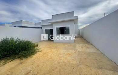 Imagem: A casa possui 3 Dormitórios, 1 Banheiro, 1 Vaga na garagem