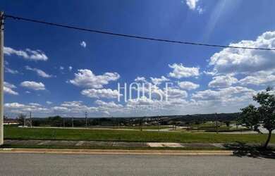 Imagem: O terreno possui 450m² de Área e está localizado em Cyrela