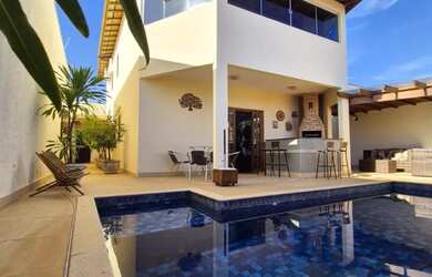 Imagem: A casa possui 3 Dormitórios, 3 Banheiros, 2 Vagas na garagem