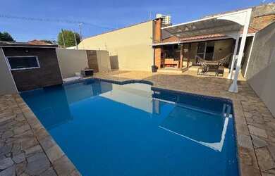 Imagem: A casa possui 1 Dormitório, 2 Banheiros, 210m² de Área, Imóvel