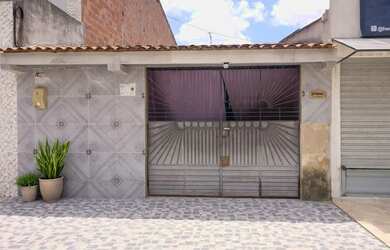 Imagem: A casa possui 4 Dormitórios, 2 Banheiros e 1 Vaga na garagem