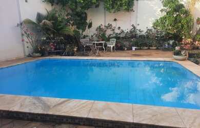 Imagem: A casa possui 4 Dormitórios, 4 Banheiros, 5 Vagas na garagem