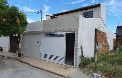 Imagem: A casa possui 3 Dormitórios, 2 Banheiros, 1 Vaga na garagem