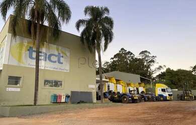 Imagem: O depósito possui 11000-0m² de Área e está localizado em