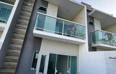 Imagem: A casa possui 3 Dormitórios, 1 Banheiro, 2 Vagas na garagem