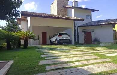 Imagem: A casa em condomínioe possui 4 Dormitórios, 3 Banheiros, 5