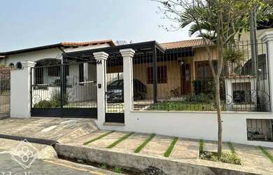 Imagem: A casa possui 4 Dormitórios, 4 Banheiros, 3 Vagas na garagem