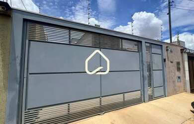 Imagem: A casa possui 3 Dormitórios, 3 Banheiros, 2 Vagas na garagem