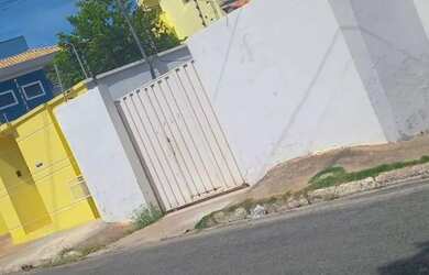 Imagem: A casa possui 2 Dormitórios, 2 Banheiros, 2 Vagas na garagem