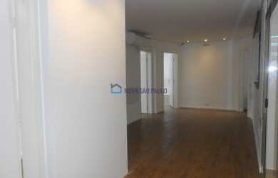 Imagem: O depósito possui 1 Vaga na garagem e 303m² de Área e está