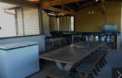 Imagem: A casa possui 3 Dormitórios, 2 Banheiros, 2 Vagas na garagem