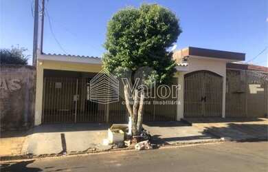 Imagem: A casa possui 3 Dormitórios, 1 Banheiro, 2 Vagas na garagem