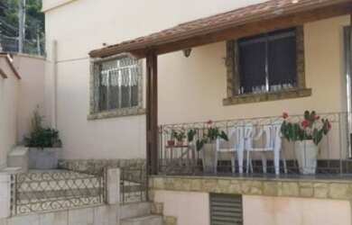 Imagem: A casa possui 5 Dormitórios, 4 Banheiros, 4 Vagas na garagem