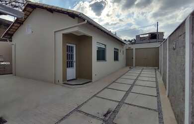 Imagem: A casa possui 2 Dormitórios, 1 Banheiro, 2 Vagas na garagem