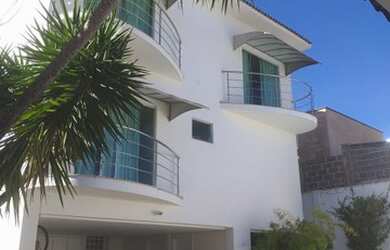 Imagem: A casa possui 4 Dormitórios, 4 Banheiros, 5 Vagas na garagem