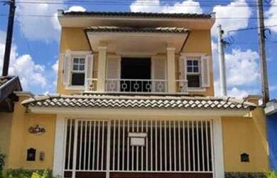 Imagem: A casa possui 3 Dormitórios, 3 Banheiros, 2 Vagas na garagem