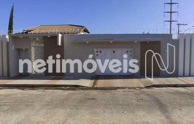 Imagem: A casa possui 4 Dormitórios, 2 Banheiros, 4 Vagas na garagem