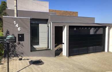 Imagem: A casa possui 3 Dormitórios, 3 Banheiros, 3 Vagas na garagem