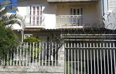 Imagem: A casa possui 3 Dormitórios, 2 Banheiros, 2 Vagas na garagem